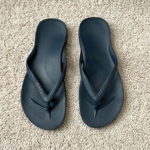 Archie’s flip flops size 10